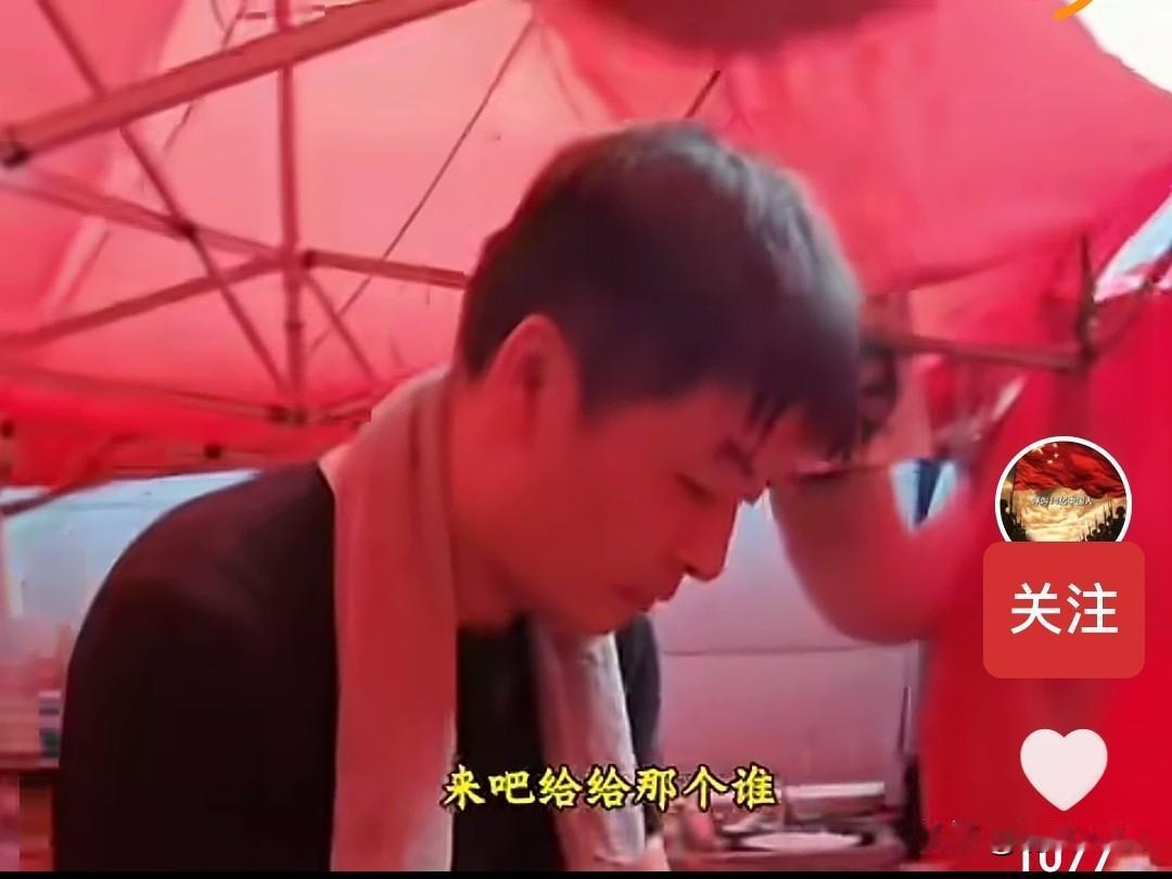 酷似张雪峰老师的江水峰，深切缅怀！
    夜市烟火里，一张相似面孔承载全网缅怀