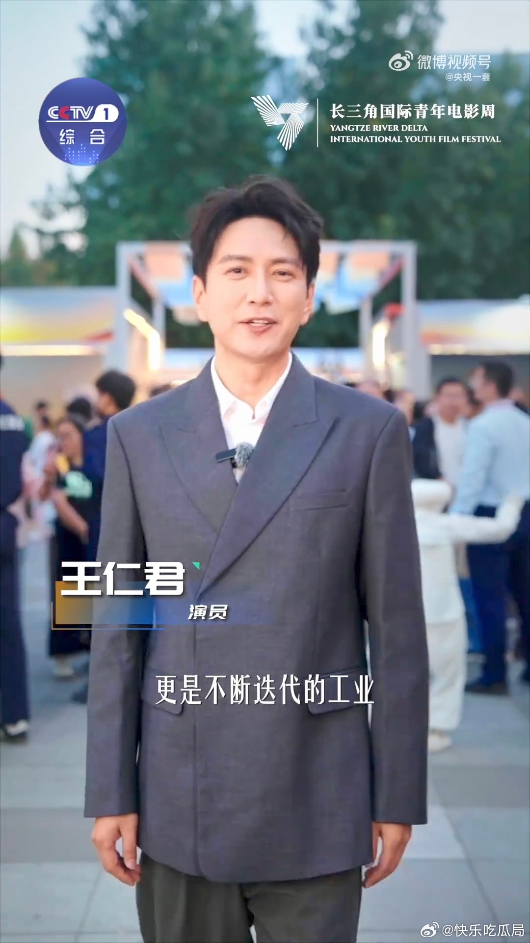 王仁君在宁波感受电影科技魅力 看到王仁君逛宁波电影科技市集，想起自己第一次接触虚