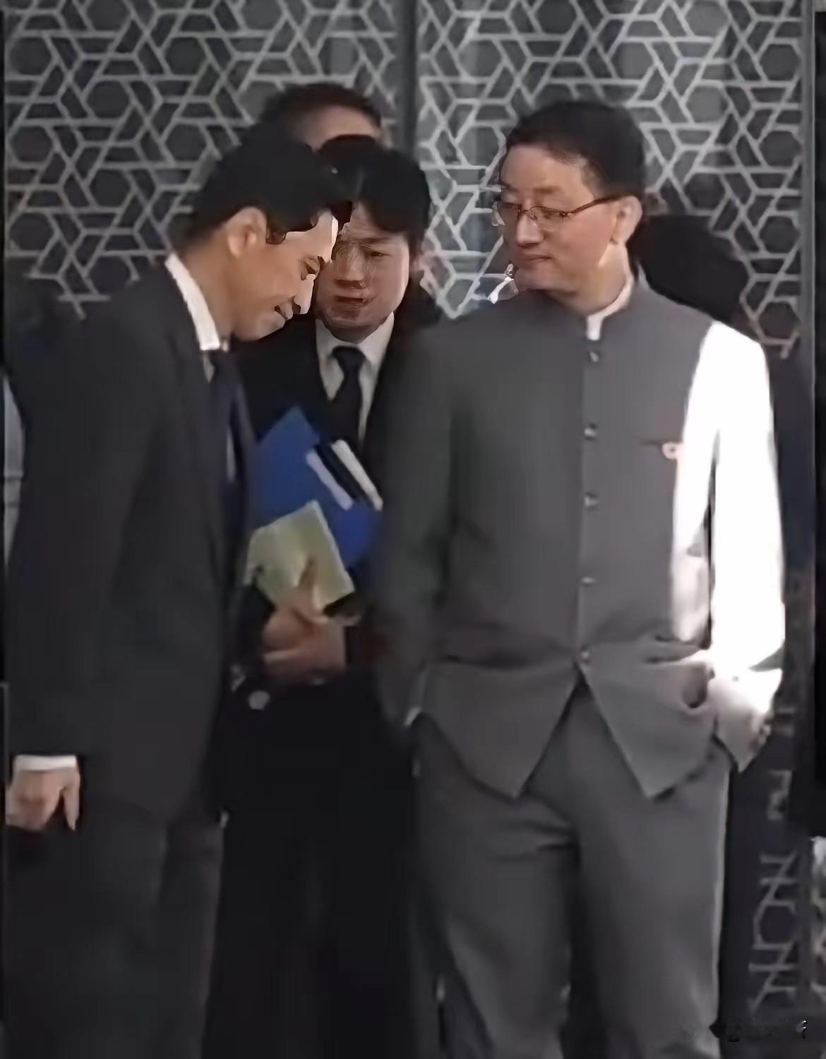 不知道你们有没有注意到：
​在会谈中刘司长身着五四青年装，胸前佩戴着一枚国徽，双