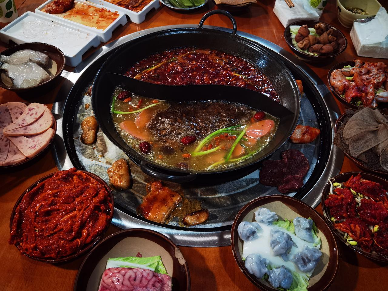 作为销售老油条，我有话要说，
图片一，这才是我想吃到的鸳鸯火锅，
图片二是在广元