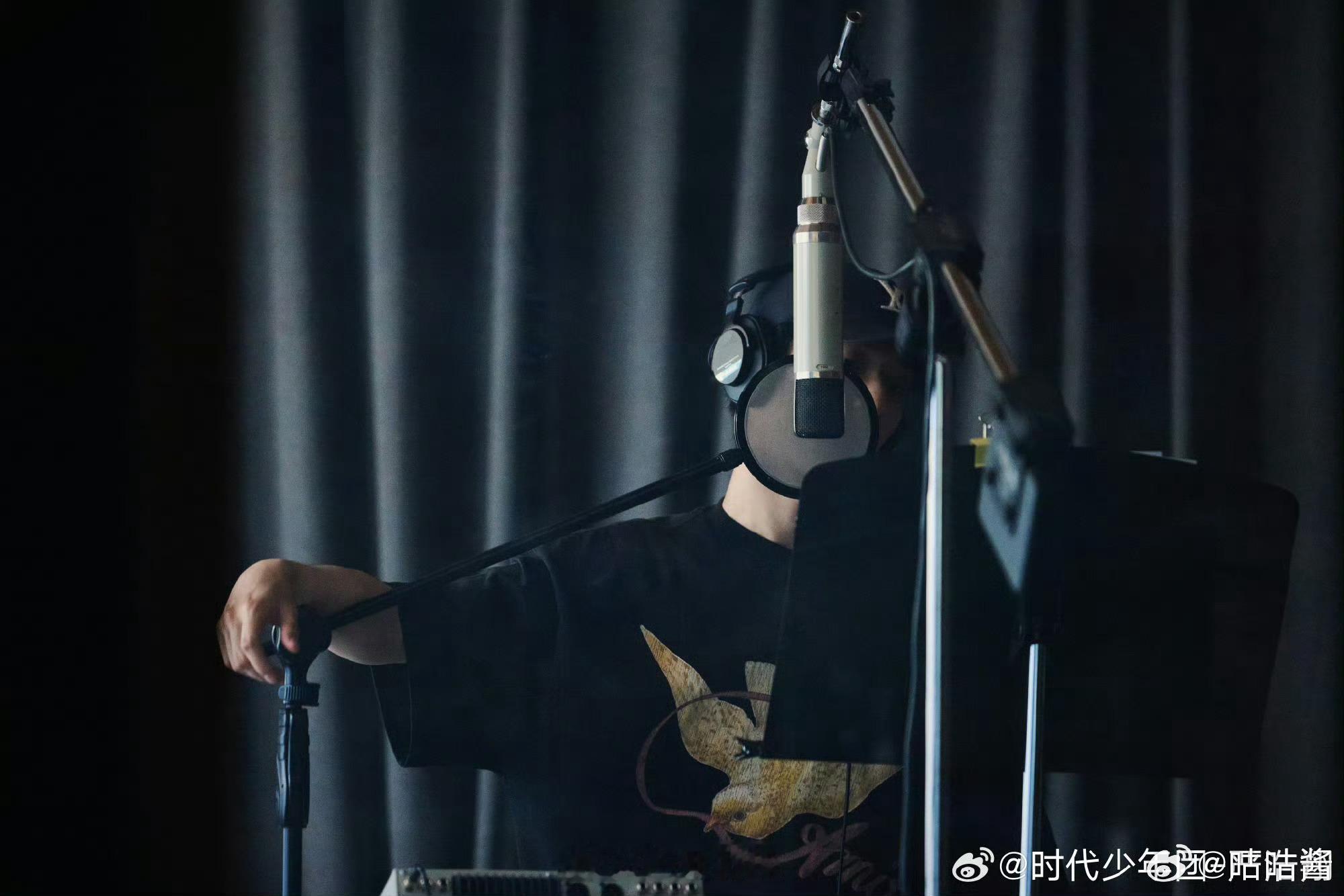 严浩翔下一首准备中严浩翔声乐室练习照不错不错，还蛮高产了，期待ing~ 