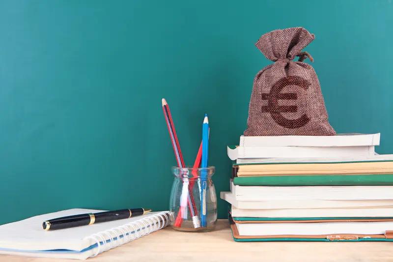 义务教育阶段，班费却成了家长的负担。成都的王洁，儿子初二一年班费要三四千，开学交