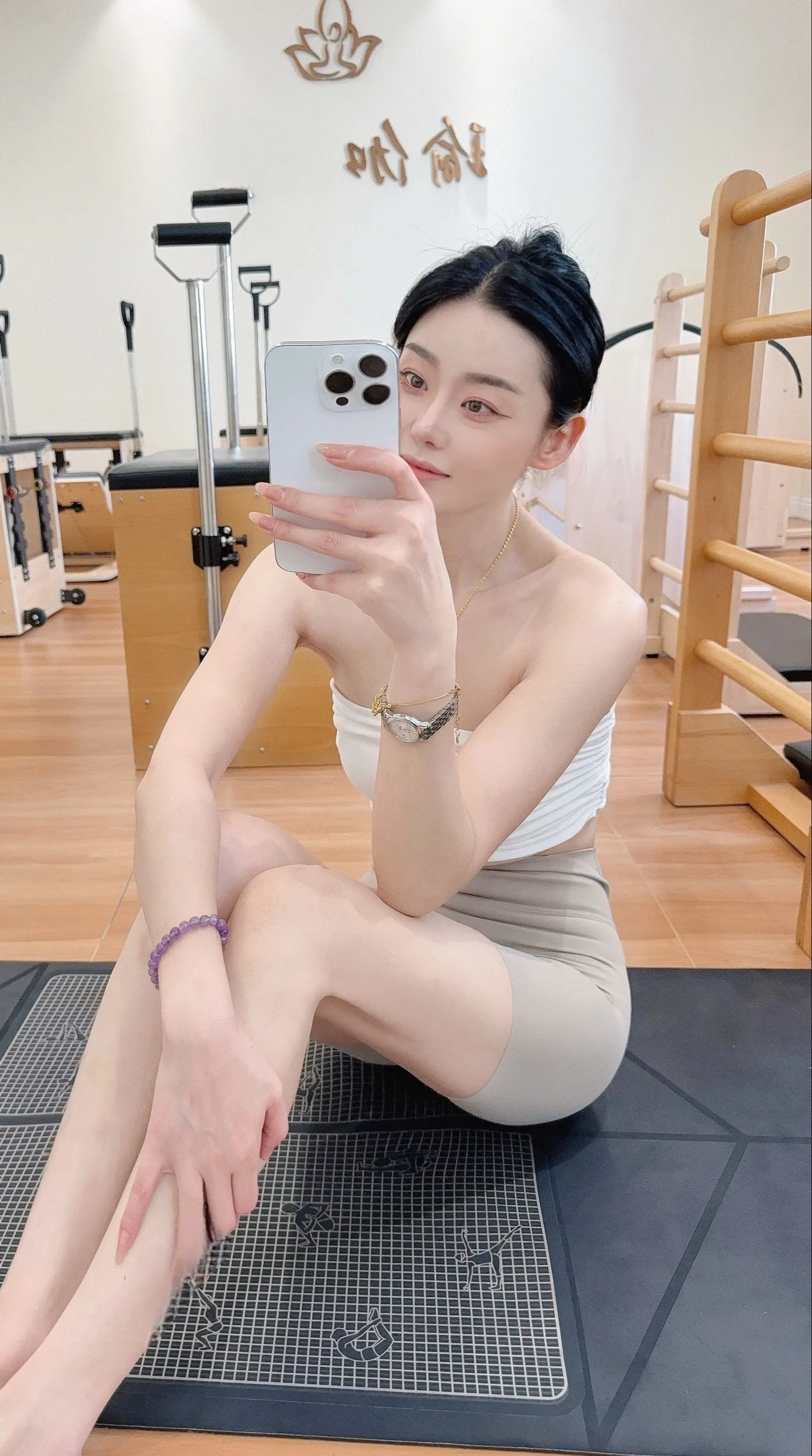 芙蓉不及美人姿.