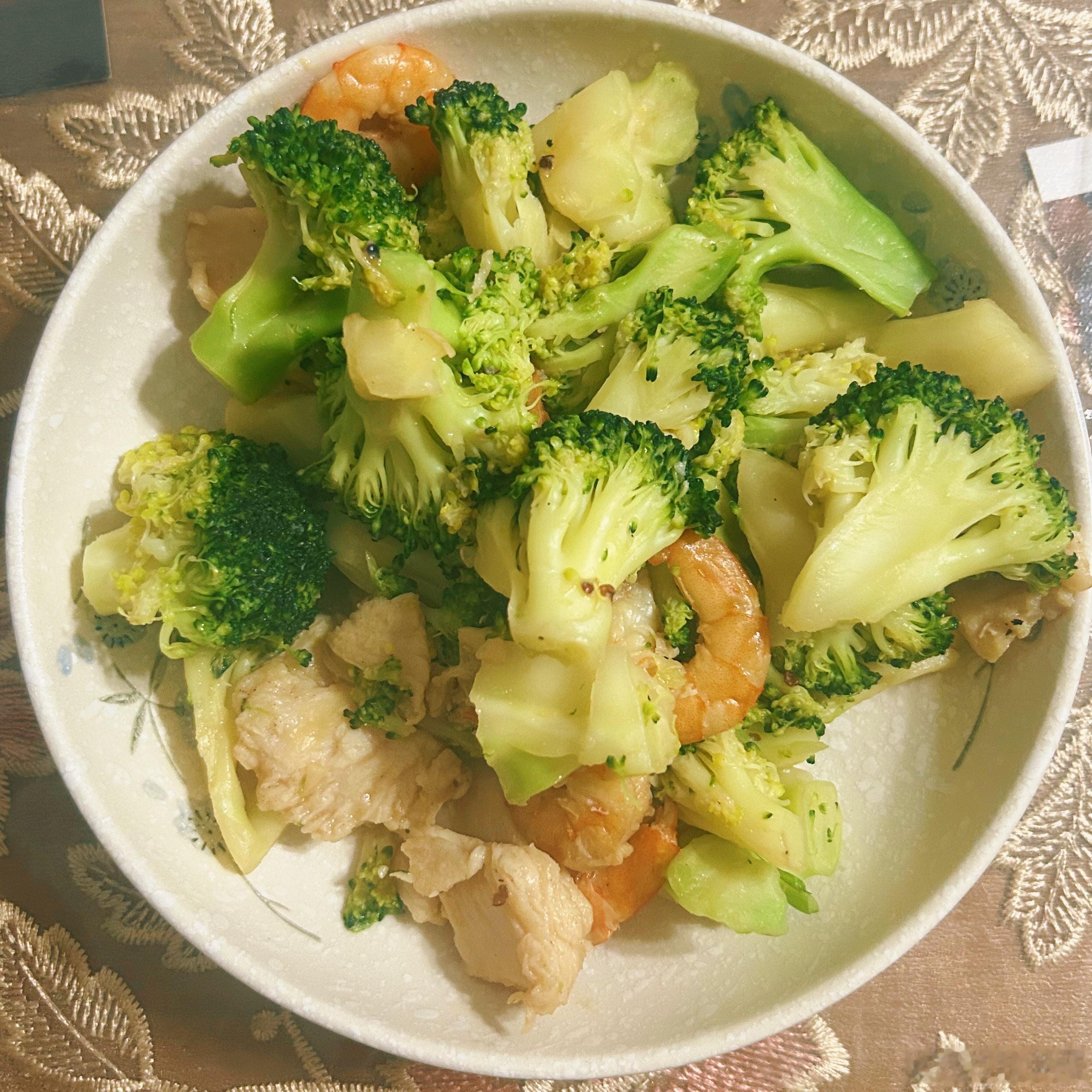 明天公休奖励自己去吃火锅和奶茶！所以今天吃的也是西兰花，但是吃完之后还是没忍住奖