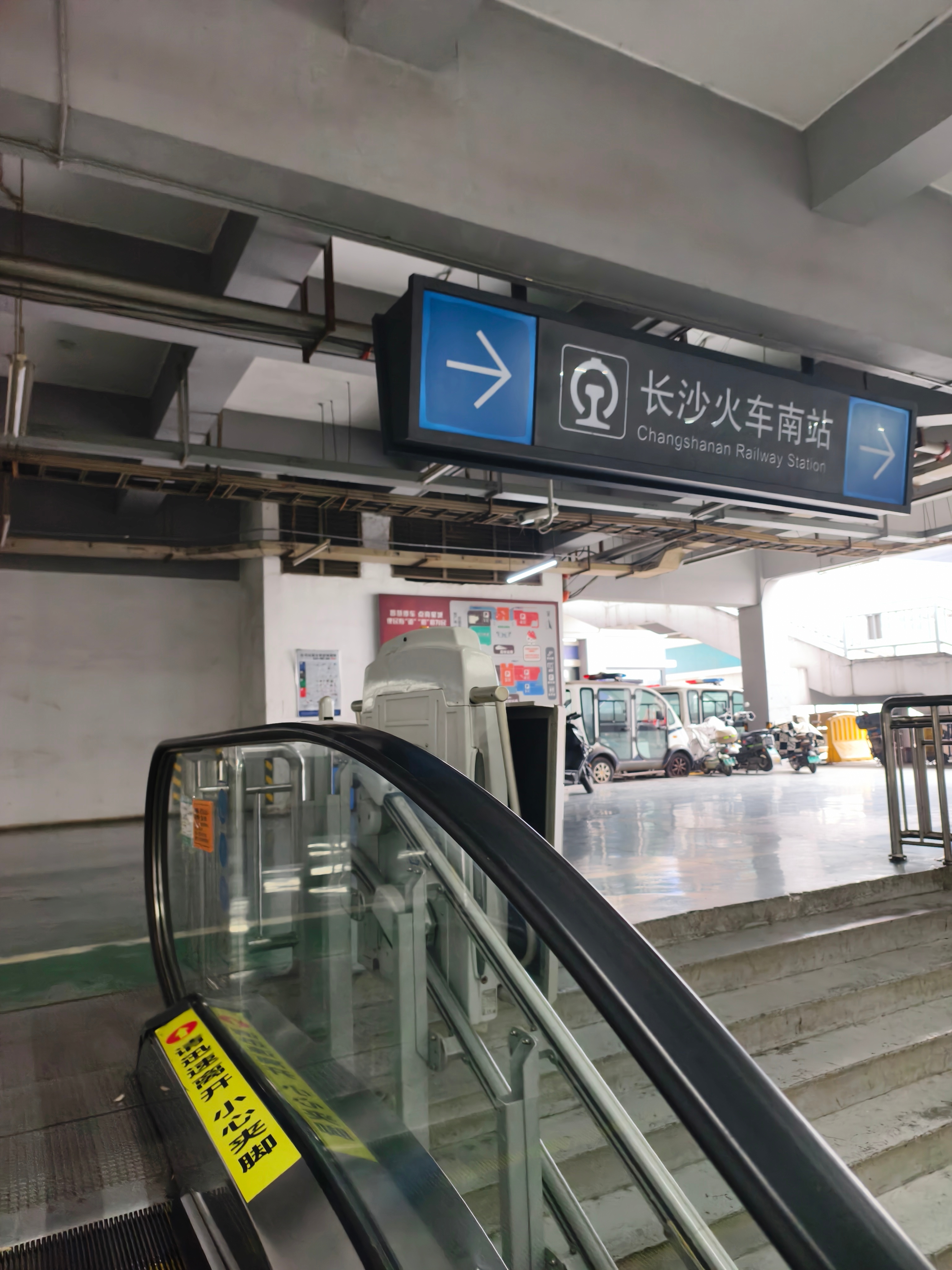 没想到鸿蒙智行发布会这么快结束，所以当天往返深圳了