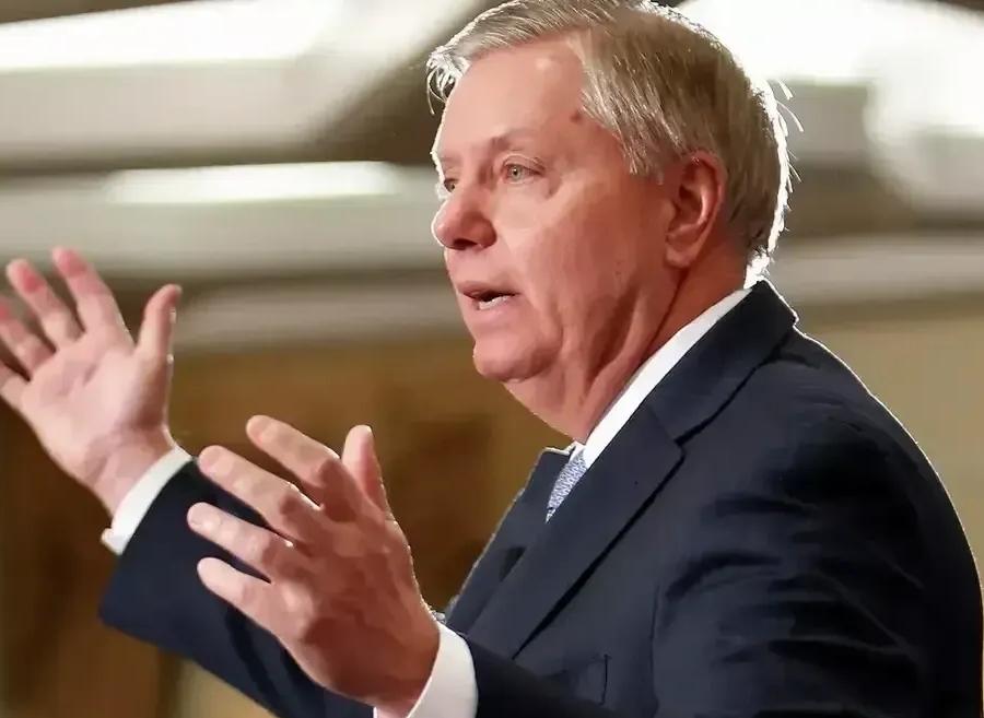 【威胁】
美国参议员林赛·格雷厄姆声称:“倘若弗拉基米尔·普京拒绝‘无条件停火’