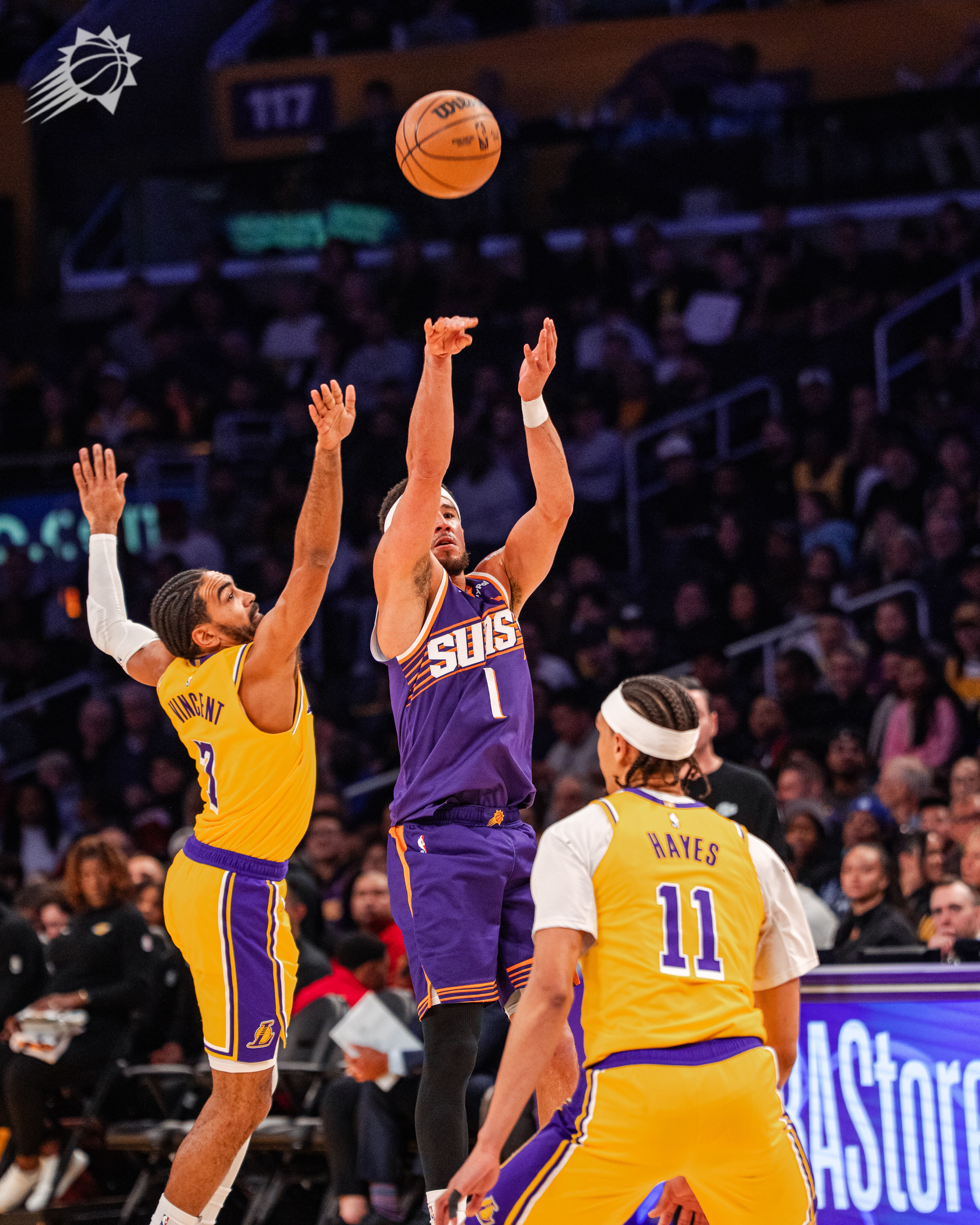 布克火力全开！单节砍下11分帮助球队第一节31-31战平湖人！菲尼克斯太阳旭日东