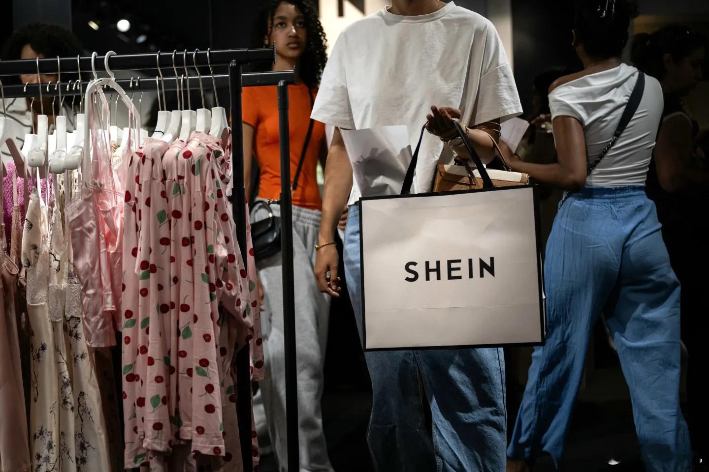 快時尚巨頭 Shein 擬將總部從新加坡遷回中國，意在為香港上市掃清監管障礙。此