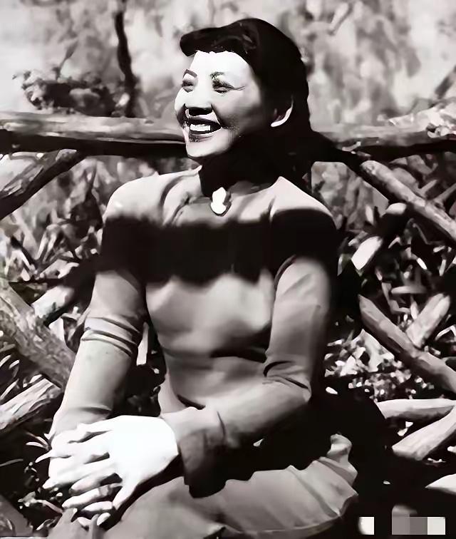 她是最不像特工的女地下党，当年党组织派她潜伏南京，没想到她却打了三年麻将，每天她