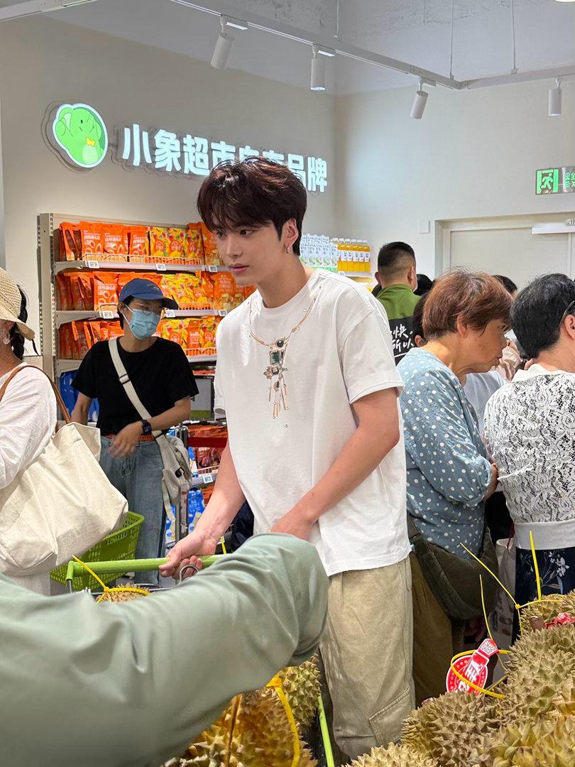 男明星在小象超市抢购榴莲 刷到邵子恒逛小象超市抢榴莲的热搜笑不活了，妥妥榴莲脑袋