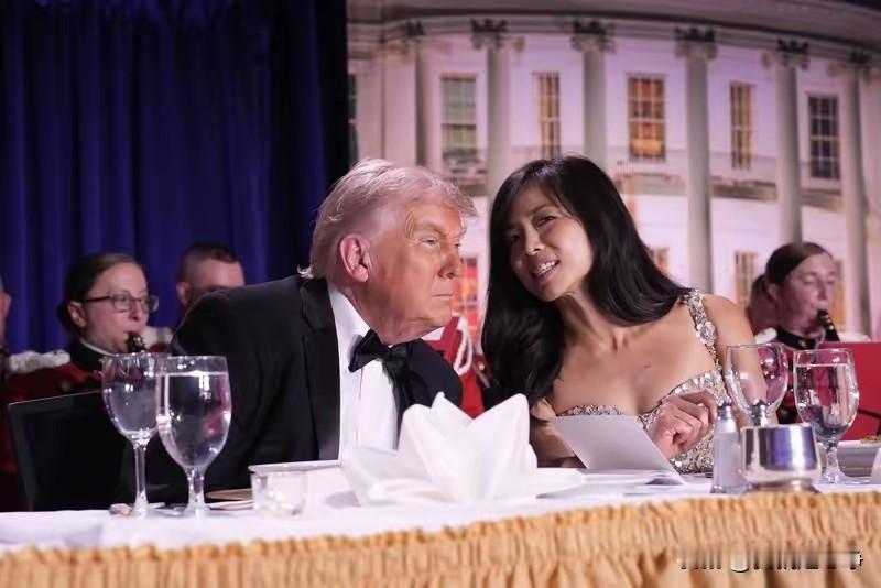 陪着特朗普的这位亚裔女记者姓姜，大家不要把它当成中国人，他早就不认自己是中国人了