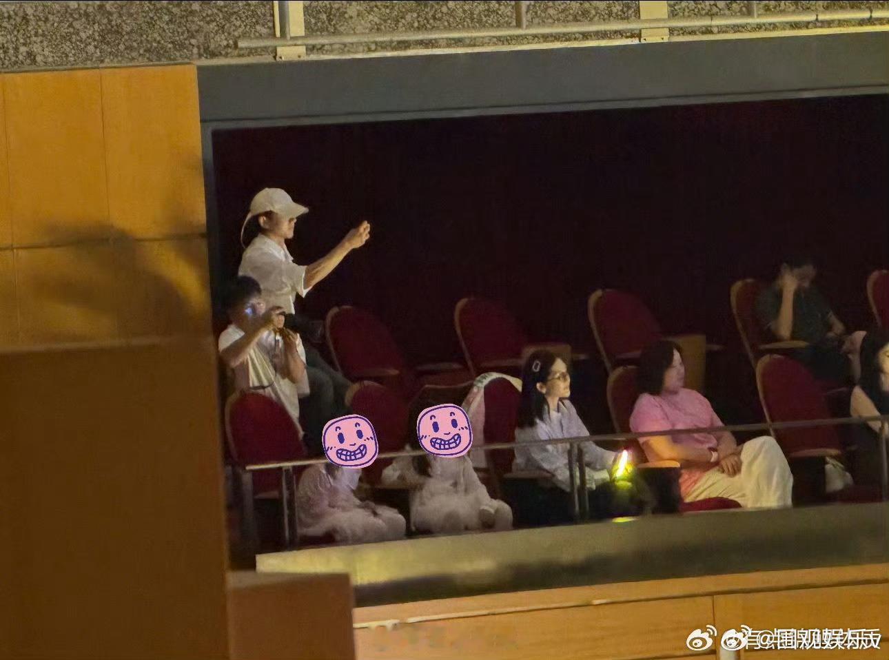 张杰谢娜一家五口看芽芽演出张杰谢娜带着跳跳俏俏看芽芽演出 一家五口整整齐齐，好有