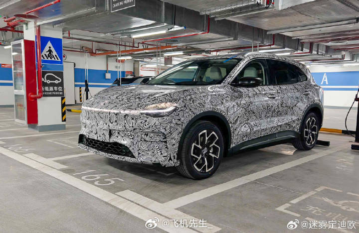 MG4 也会推出SUV 版本。从目前谍照看，尺寸大了不少，基本上是纯电大号的 M