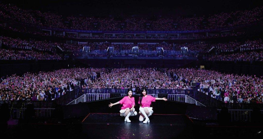 BY2回应舞台服装争议我朋友在南京站现场，说除了服装，伴舞和舞美也比之前好了很多