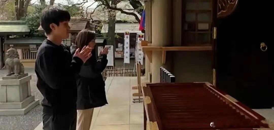 警惕日本军国主义的渗透，张本智和被点名了！足球运动员三笘薰与二战战犯相关卡片合影