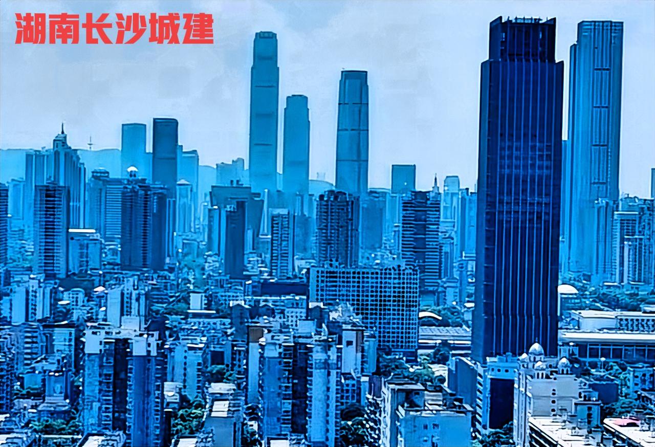 我觉得长沙的城市面貌，这样一看真的挺繁华的！高楼林立还真像一个大都市圈的样子。长