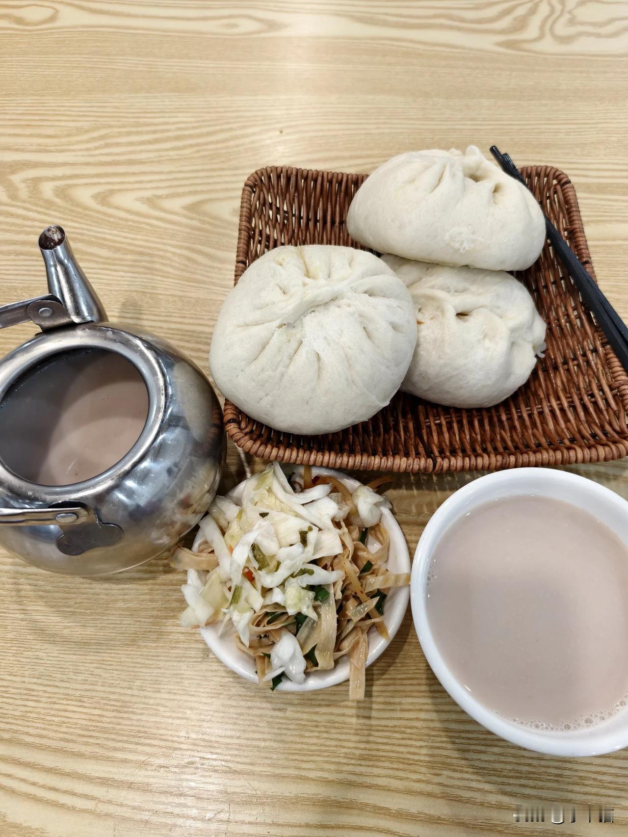 内蒙古的包子，不仅个大，而且瓷实，满满的都是肉馅，我虎了吧唧的上来就点了三个，一