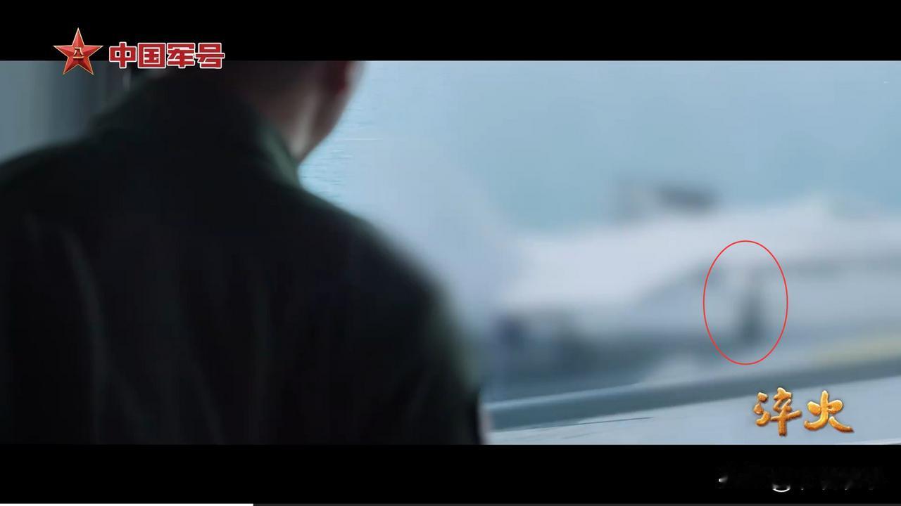 中国海军辽宁舰疑似放飞一架歼-15T舰载机。歼-15T舰载机的特点就是起落架粗，