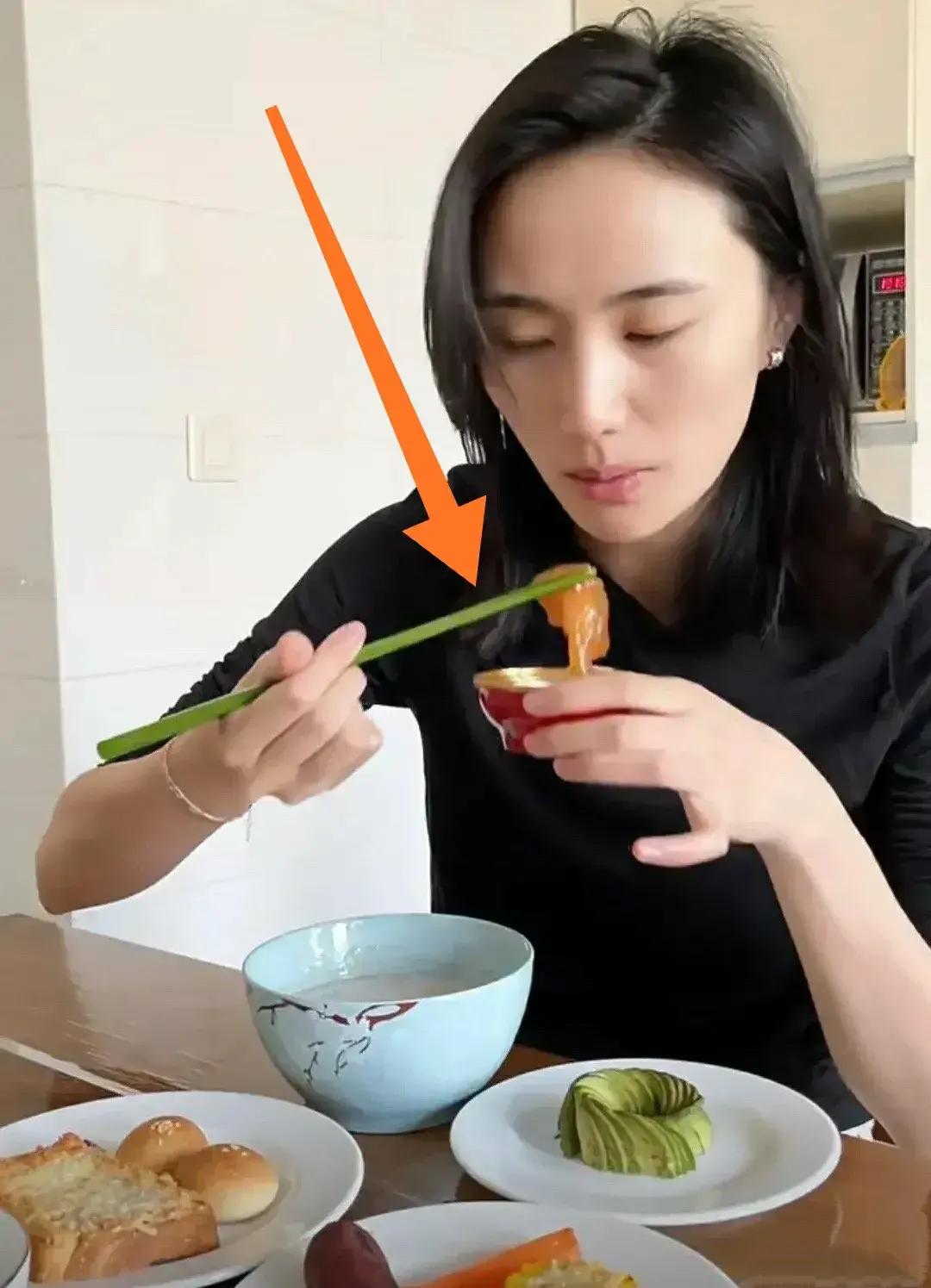 海哈金喜一边说着再不直播就揭不开锅，一边又吃着丰盛的早餐。

一碗几十块钱的花胶