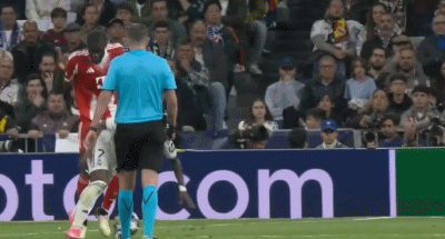 半场结束前，威尼修斯在裁判眼皮子底下“假摔骗点”！显然，哪怕当值主裁就是“Hal