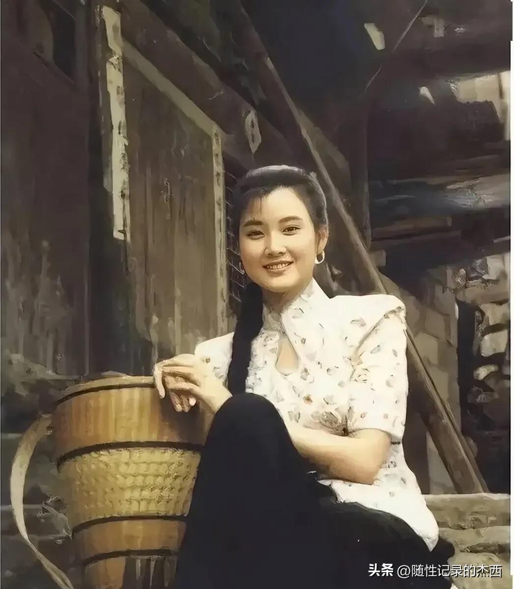 从来没这么直观地感受到她比照片好看这么多，现实中的她美若天仙，比朱琳年轻时候还要