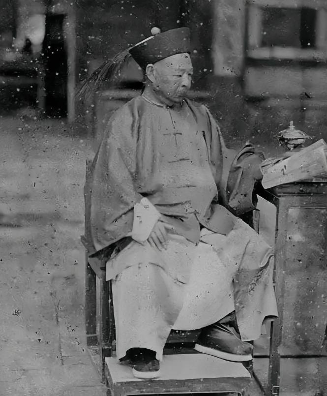收复新疆后，左宗棠杀掉了所有俘虏，包括降俘，然而，左宗棠手上沾满了血，却没人骂，