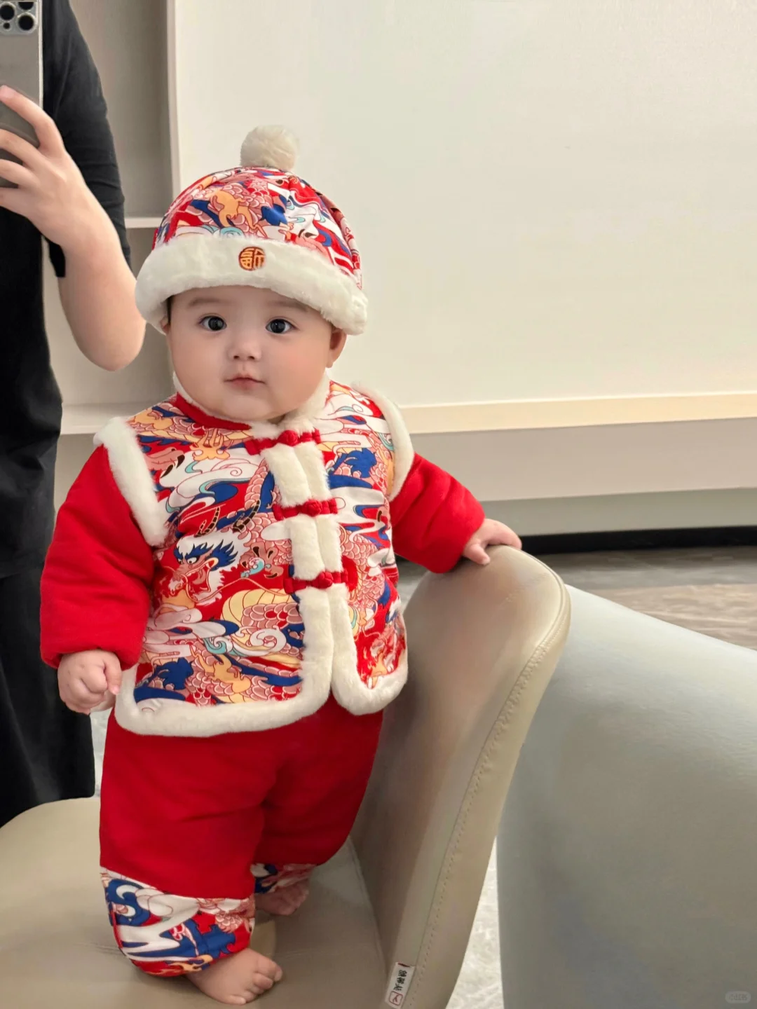 好喜欢我的胖宝宝，真像一个小手办呀～