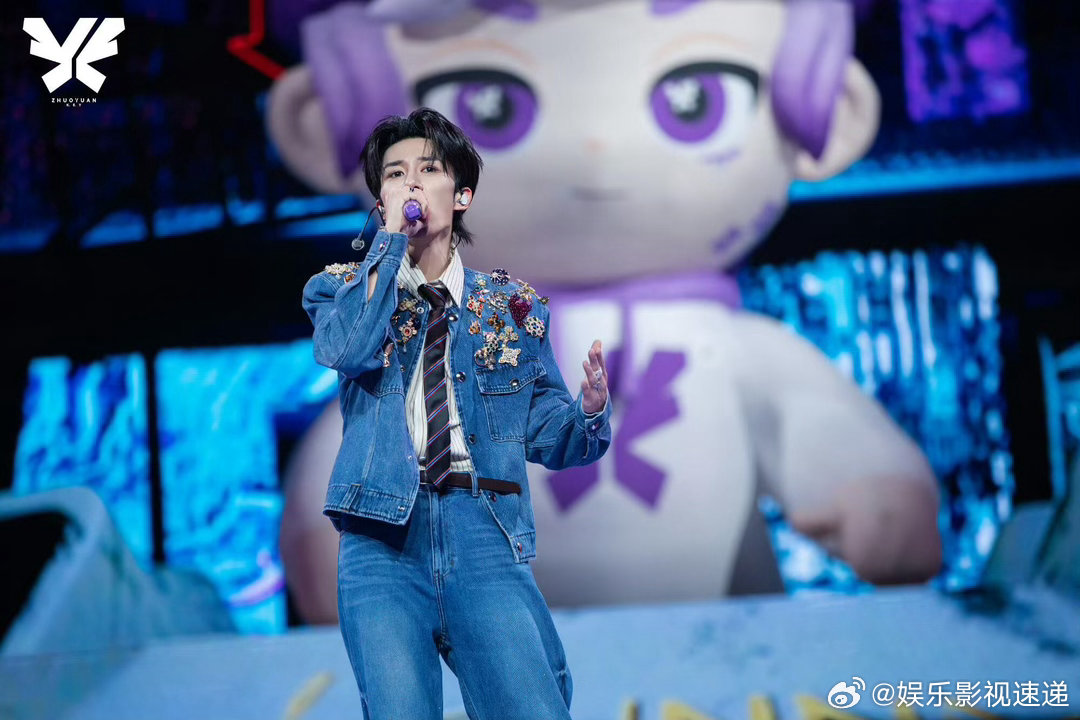 卓沅演唱会跟观众上演宠物情人卓沅变成猫也很守男德 唱小甜歌的时候突然切换成小猫模
