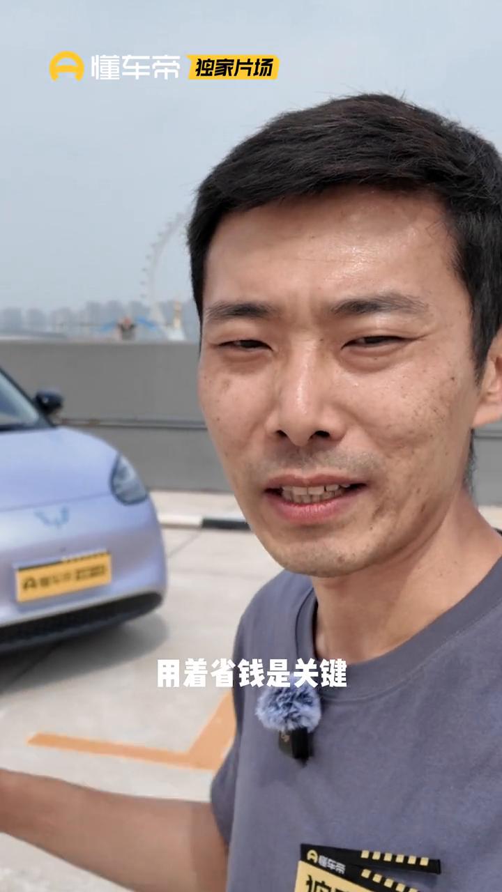 五菱缤果这台小车为什么受欢迎？就是因为它解决了家庭出行的刚需，价格便宜是第一，好