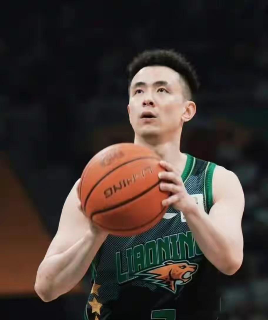 赵继伟复出，姜宇星成了最大的受益者，终场哨响时，姜宇星盯着技术统计栏愣了几秒。