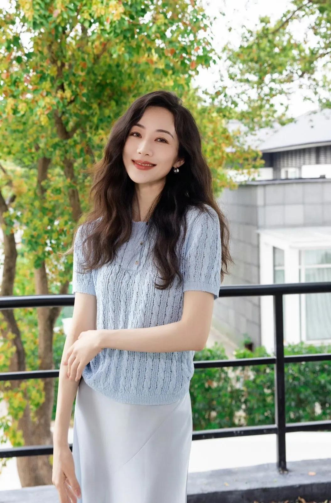 谁懂啊！韩雪这身雾霾蓝同色系穿搭真的戳中我了💙
 
浅蓝镂空针织衫搭配同色缎面