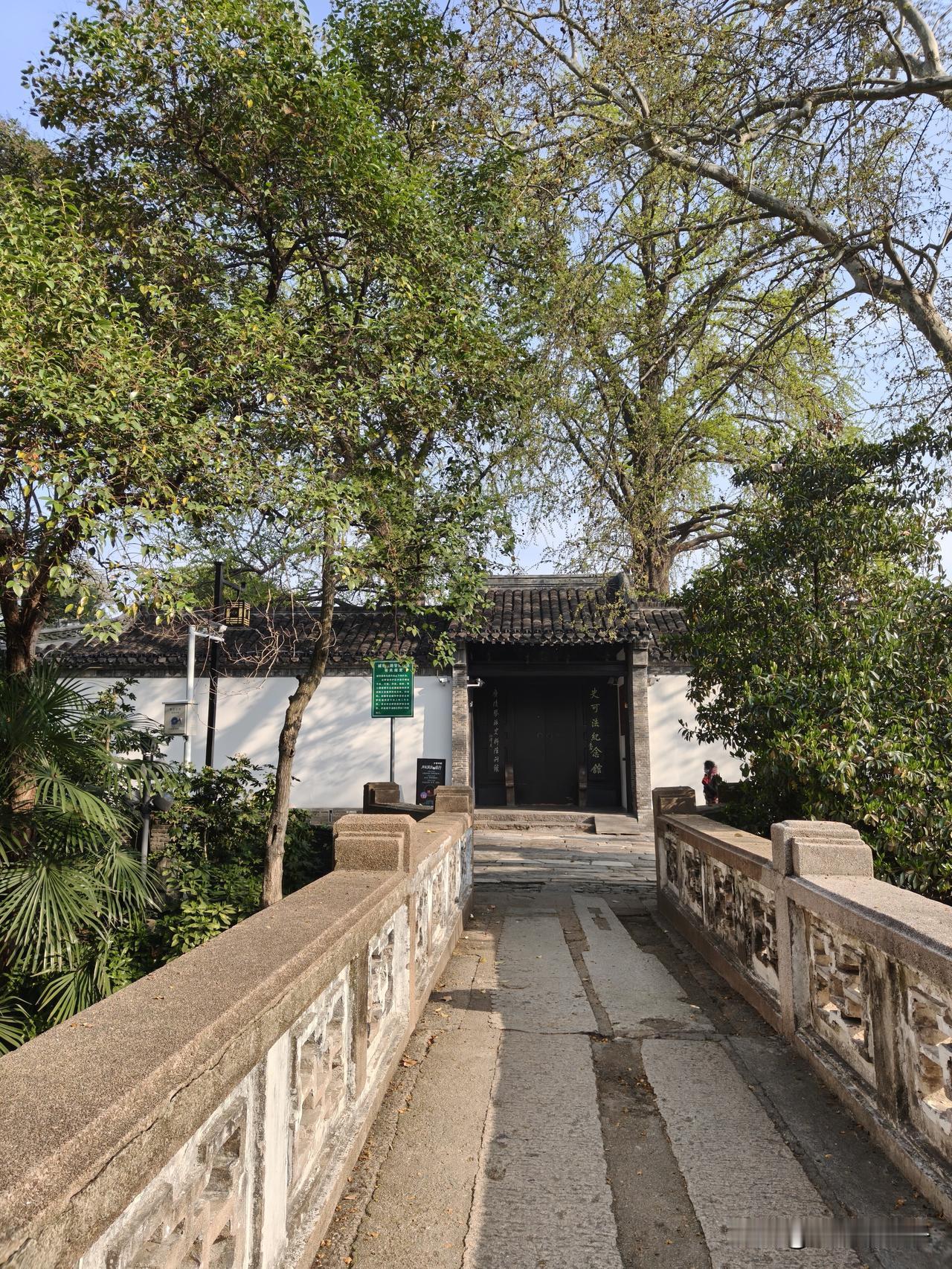DeepSeek真是聪明啊。
明明我沿着河从大路走，小迪规划我过河后从小路走。难