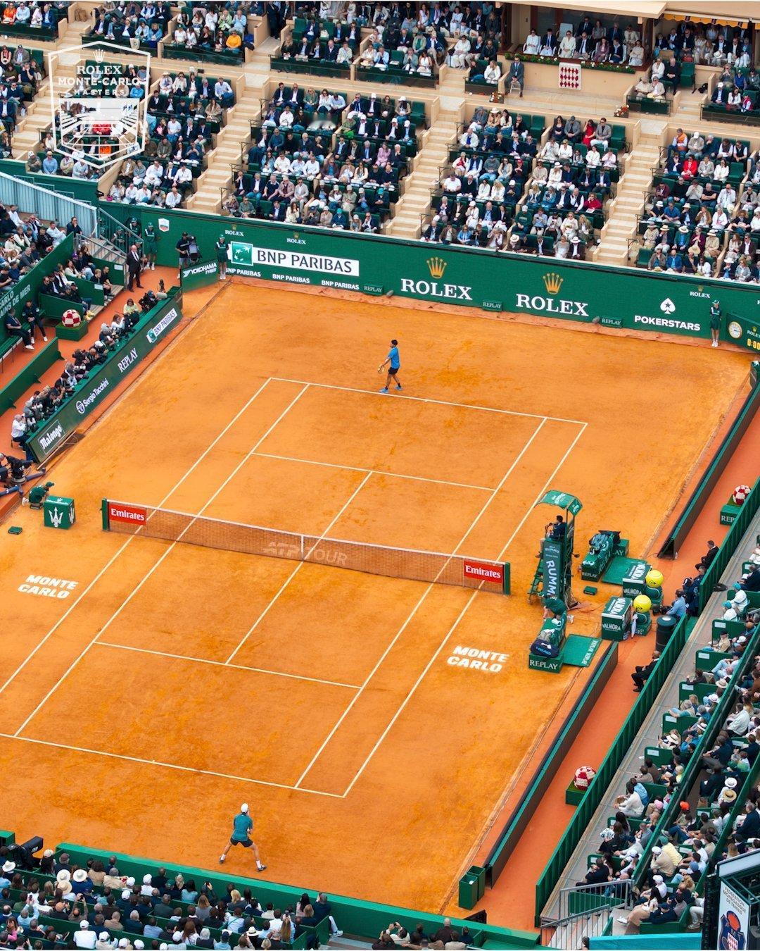 阿尔卡拉斯vs辛纳 阿卡首盘6-7(5)辛纳，大比分0-1落后。再见双误啊！阿尔