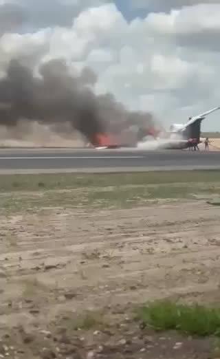 【坠机了，机长跑了？！】今天上午，载着刚果矿业部长及其代表团的一架E145飞机在