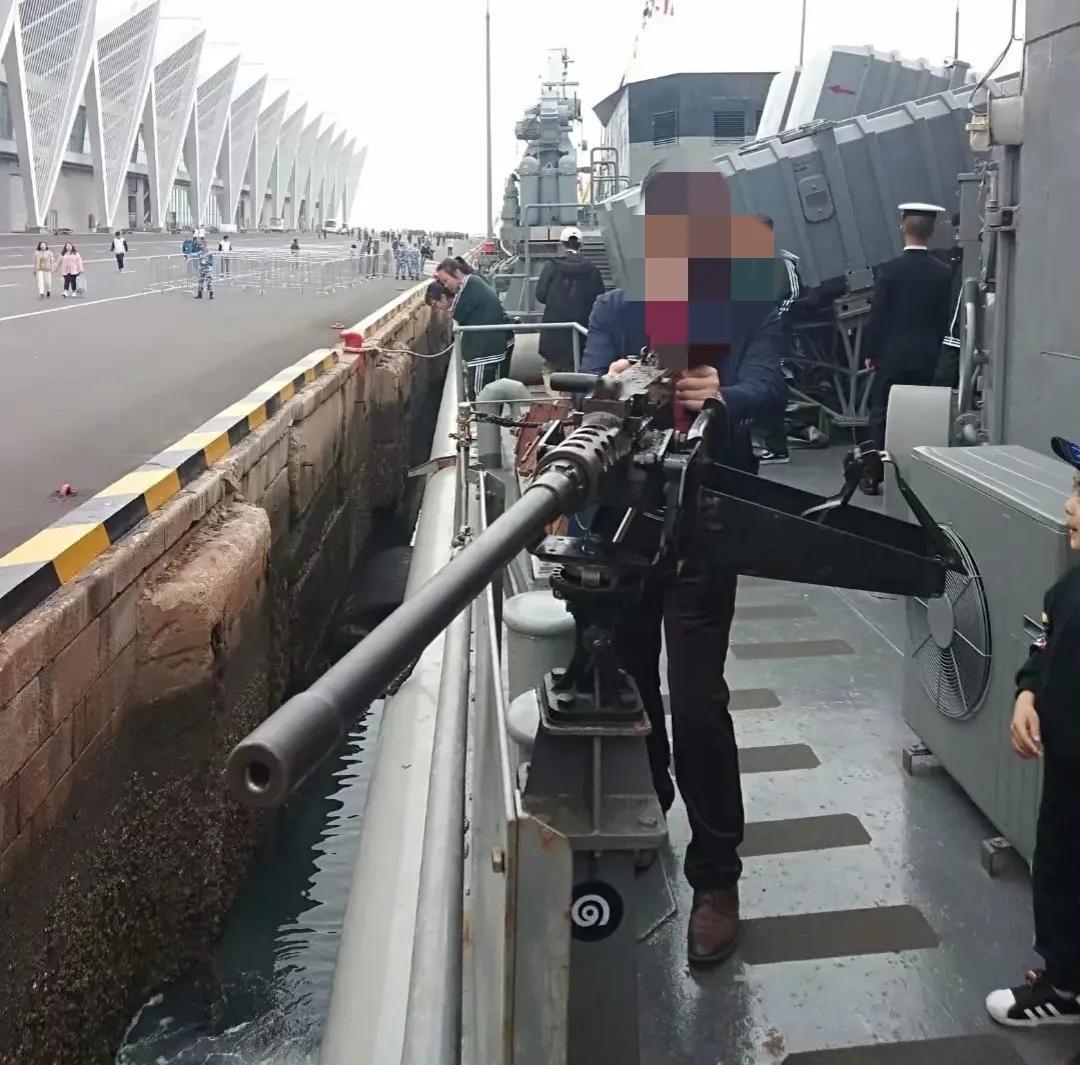 中西混搭，军迷应该能认出来这是啥舰？