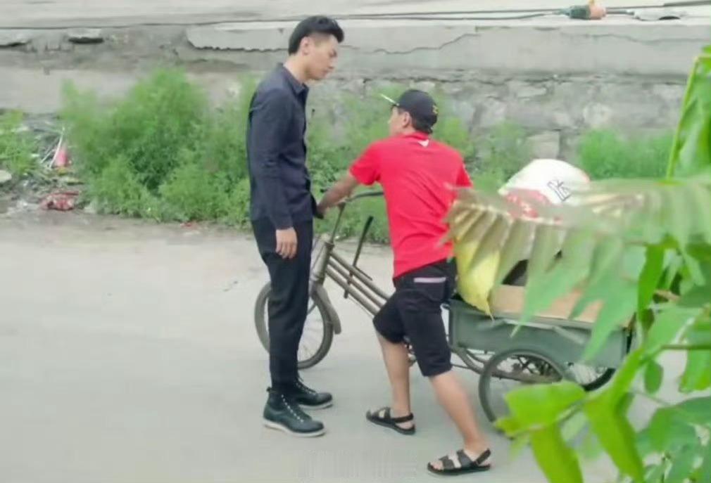 不过能看出来柴鸡蛋还是有钱了，一样的剧情之前的片段是这样的[泪奔]我看一次笑一次