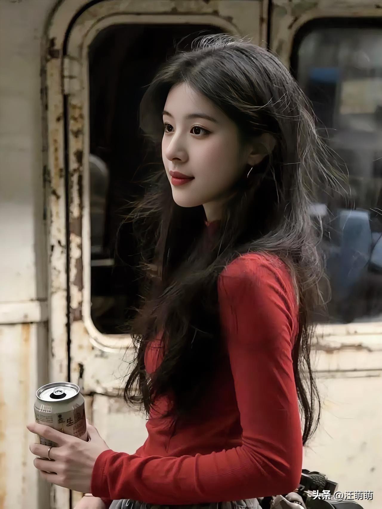 打扮时尚的美少女，
手拿饮料罐，
站在老旧火车旁，
散发着怀旧气息。
很容易让人