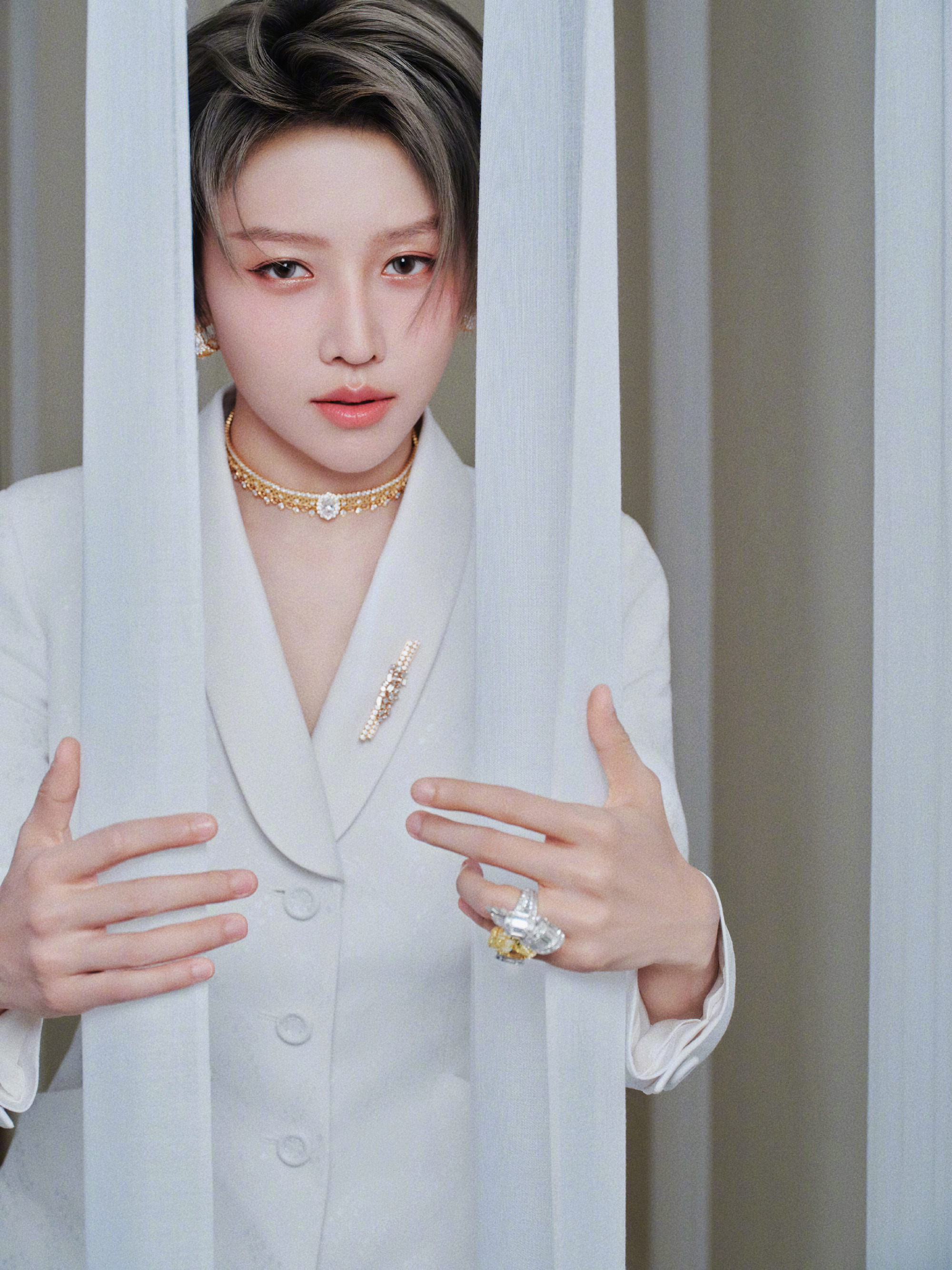 刘雨昕 迪奥高级珠宝晚宴，身着白色铃兰提花西装，收腰廓形搭配黑色裤装，佩戴DEA