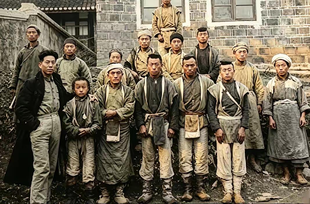 这才是长征途中拍摄的真实老照片，它距今已整整90年。1936年红军二六军团路过贵