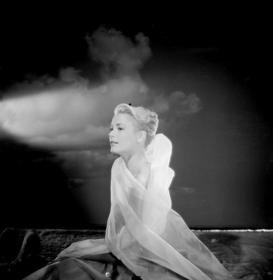 1954年，还是演员的格蕾丝·凯利拍了套黑白硬照，摄影师是Jean Howard