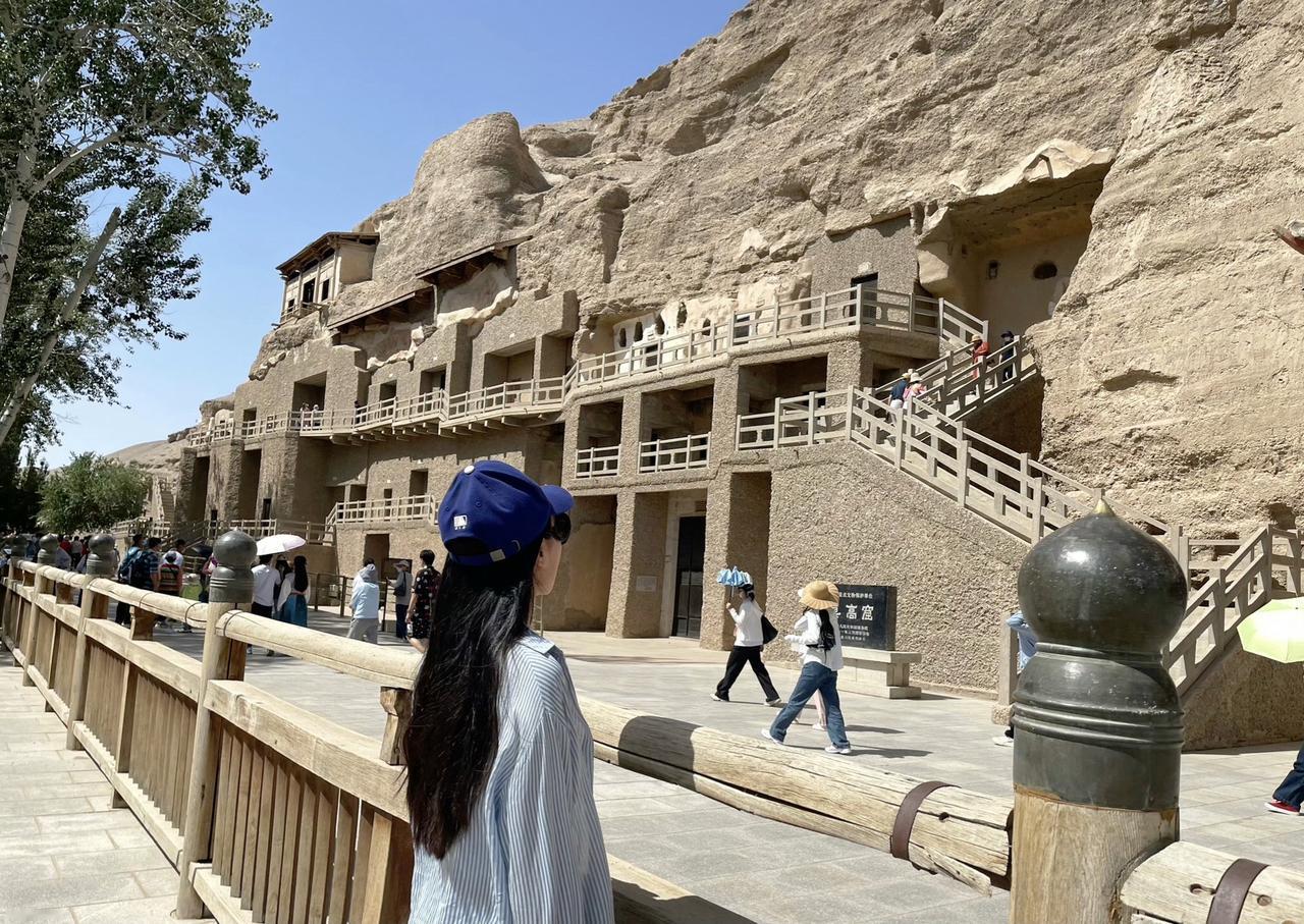 世界是一本大书，不旅行的人只读了其中一页。
上热门 古建筑 穿搭 御姐