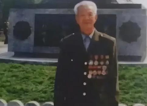 1969年，河北某部队拉练时，师政委带着人找农户借宿，进屋后，老农端上小米粥和腌
