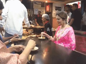原来高种姓的吃饭是这样的？印度首富安巴尼的老婆妮塔到街上吃大排档，她竟然用勺子吃