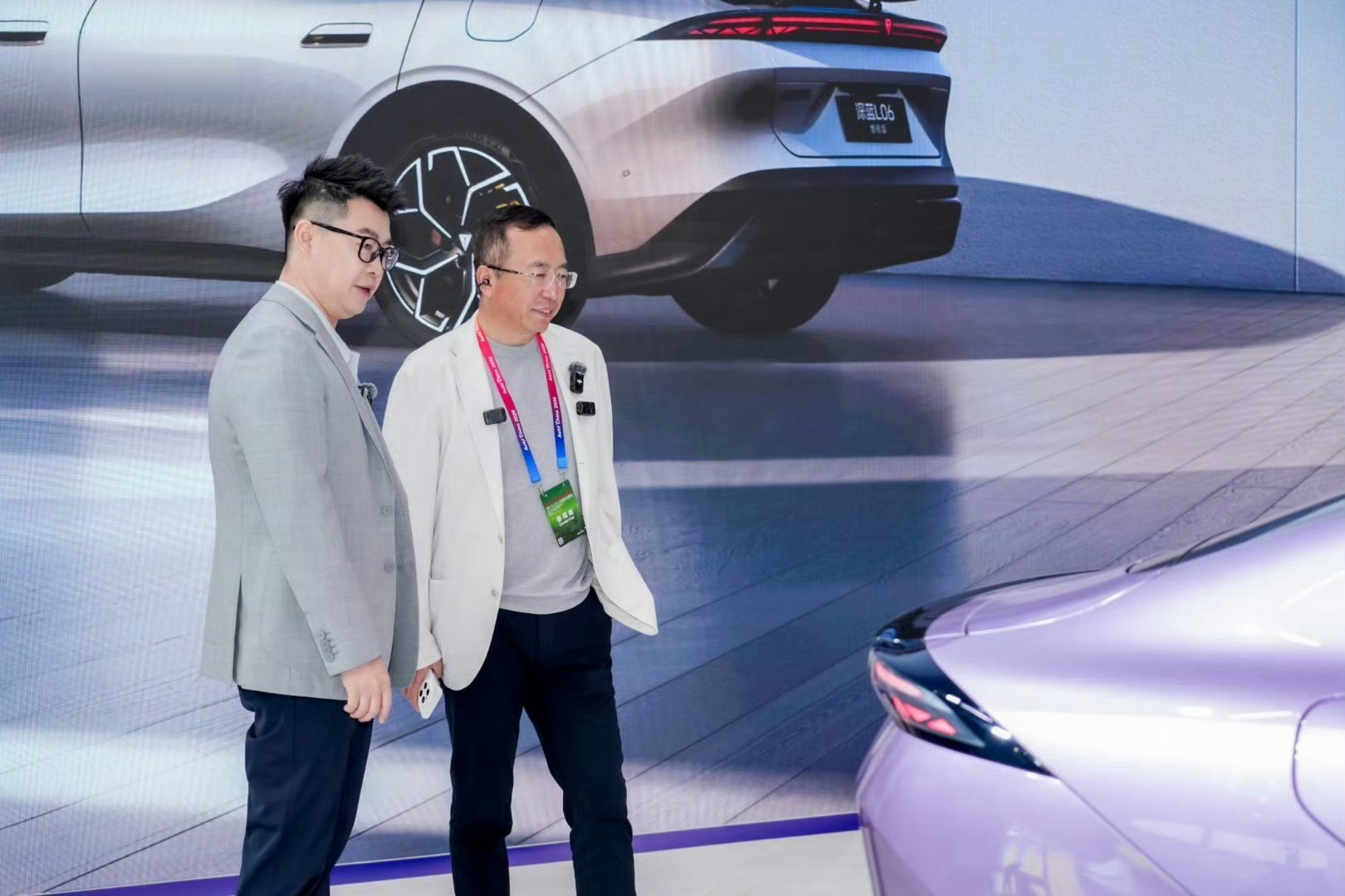 明哥海荣哥同框。曾经在阿耀兄弟战友如今又新的领域车圈发光，在车展再聚首。千里科技