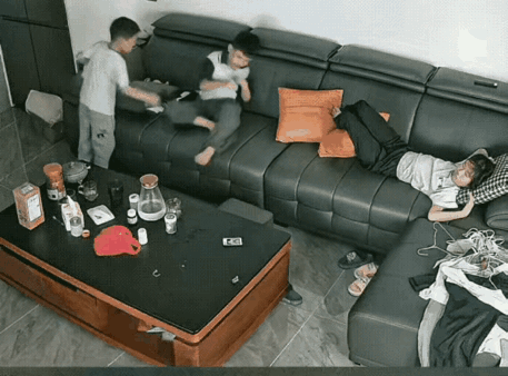 哥哥与弟弟共同去抢沙发上白色的袋子，弟弟不松手，哥哥用玩具打了弟弟的腿部，弟弟哭