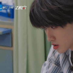 黄朔把独脚戏进行到底无限超越班 单脚撑了那么久，摔倒那一下看着都疼。结果他第一反