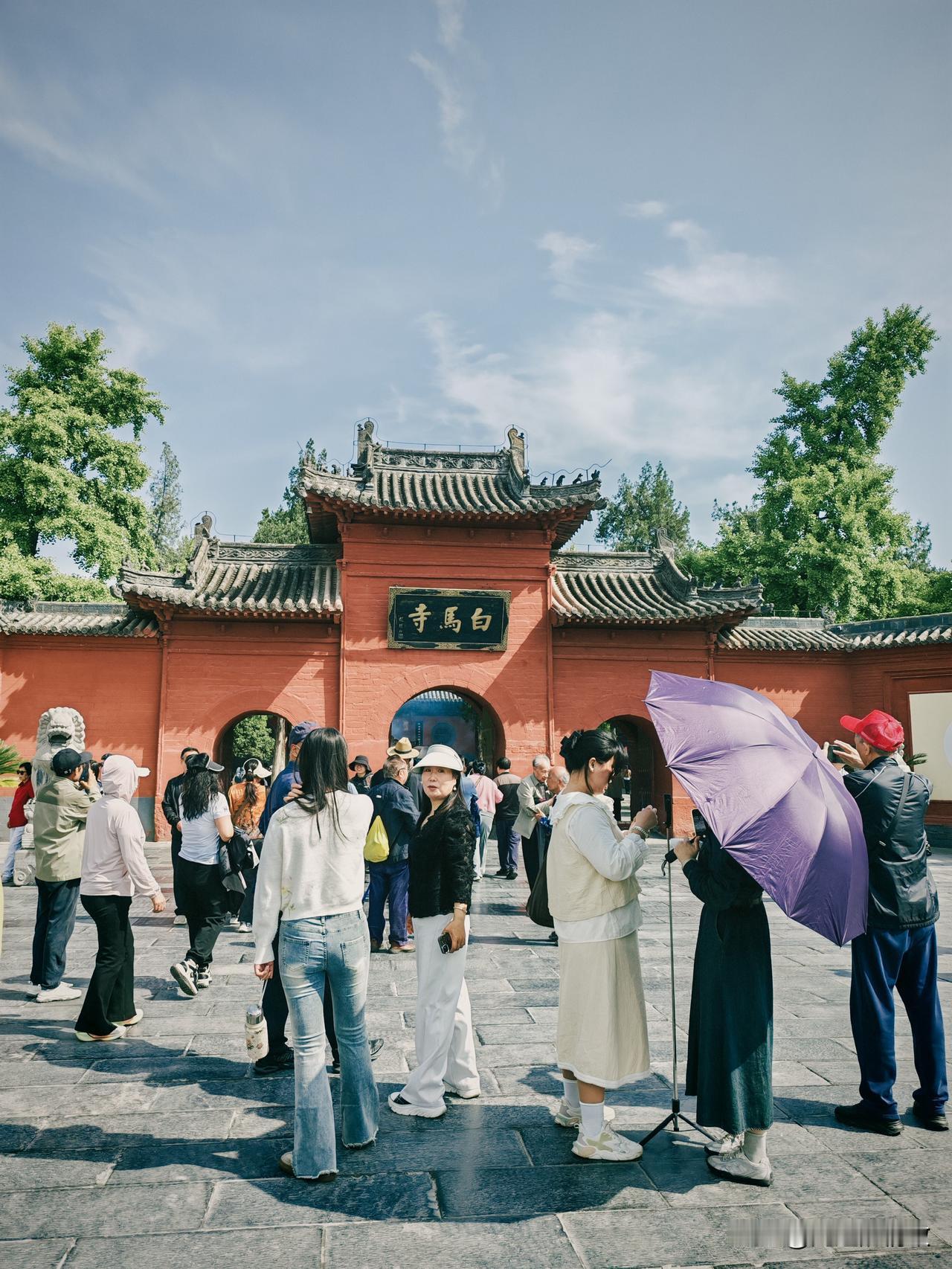 在洛阳去白马寺，坐公共汽车可比坐地铁方便多了。

白马寺离市区较远，打车前往费用