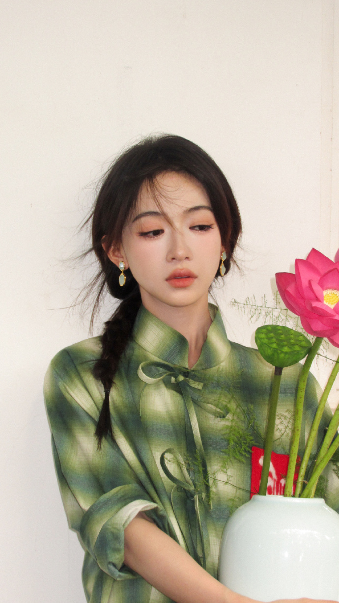 想做吴谨言怀里的花 想做吴谨言怀里的花确实是让人无法拒绝的呀，看起来真的很不错，