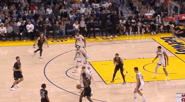 逐帧拆解：7记助攻（0失误）生涯新高，解析理查德传球表现图1理查德自行持球过半场