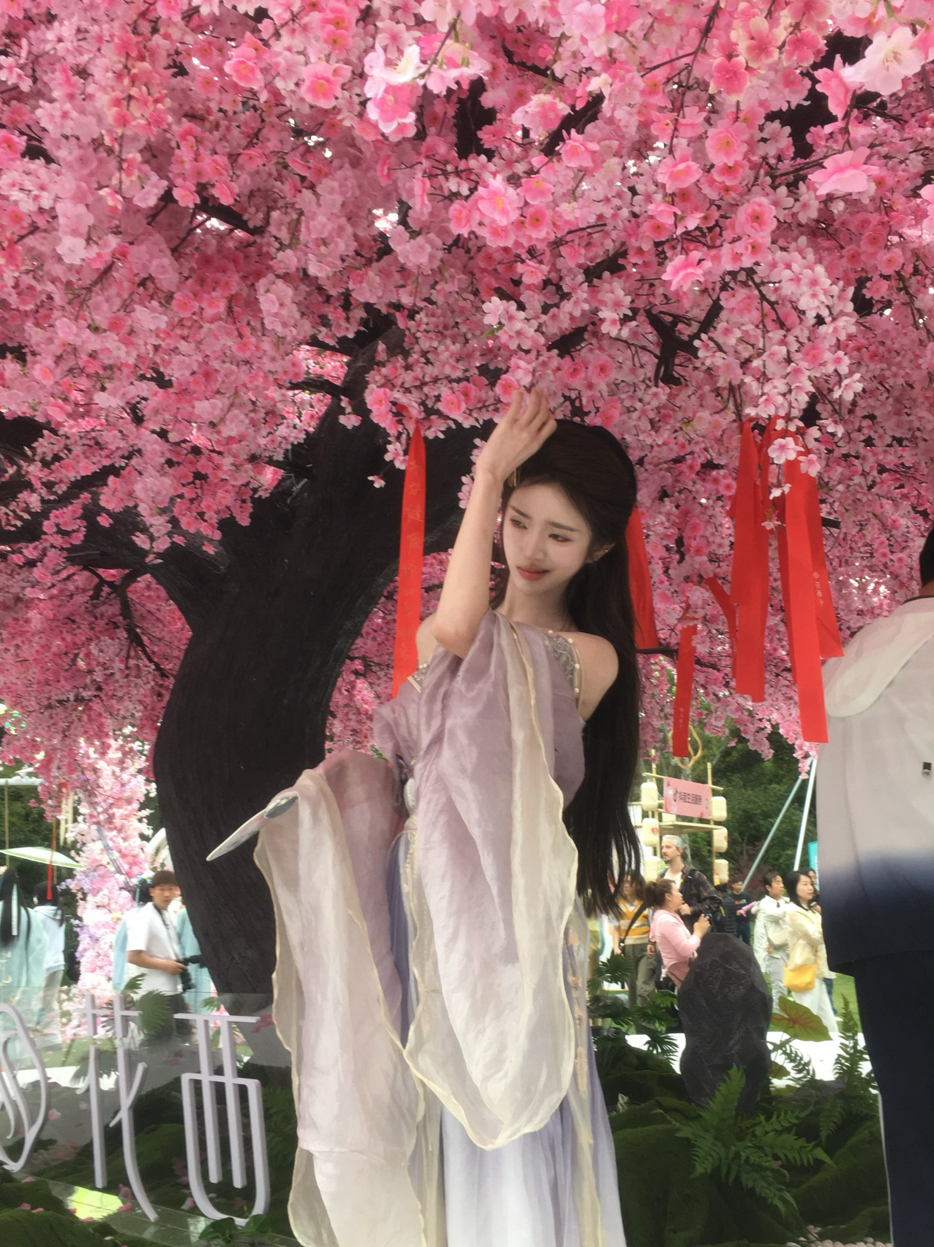 累死了 画过最丑的妆 像白墙 ps：永远喜欢有解决问题能力的人 